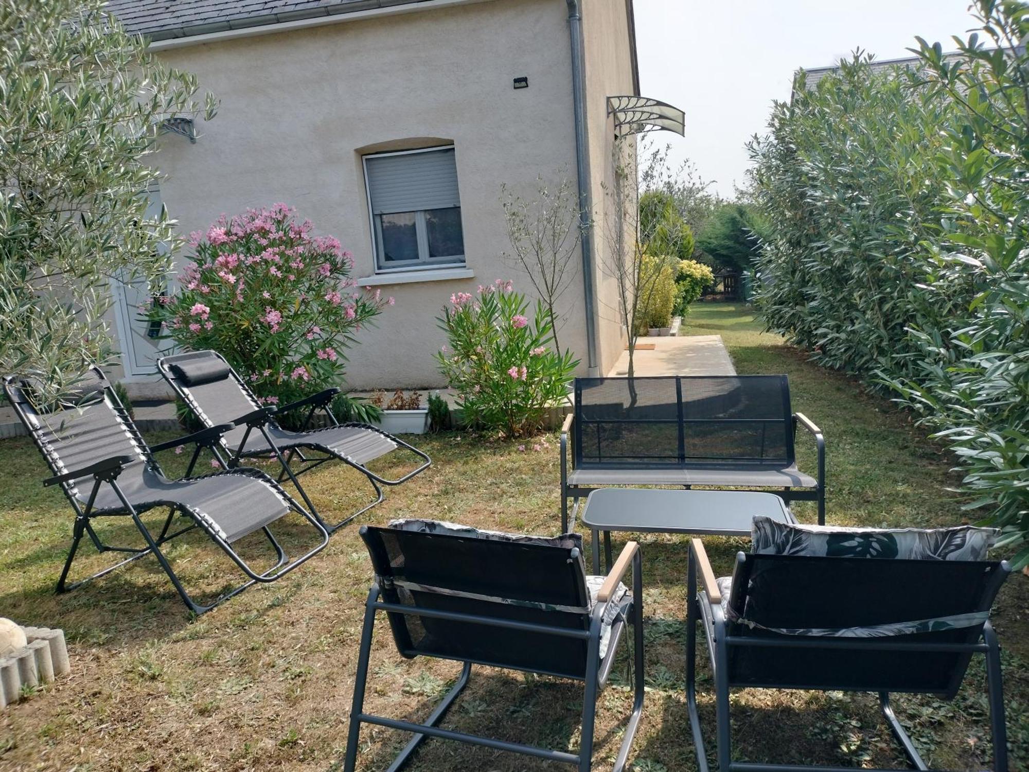 Un Studio Avec Une Entree Independante Thilouze Exterior foto
